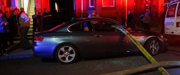 Pompiers de Boston brisent les fenêtres d’une BMW
